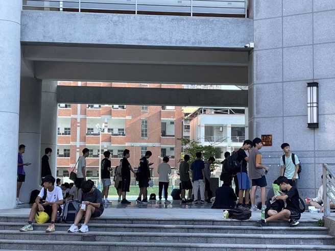台中一中校长贴出照片，国庆日一早出现大批学生在学校川堂排队，等着进阅览室读书。（翻摄林隆谚脸书）