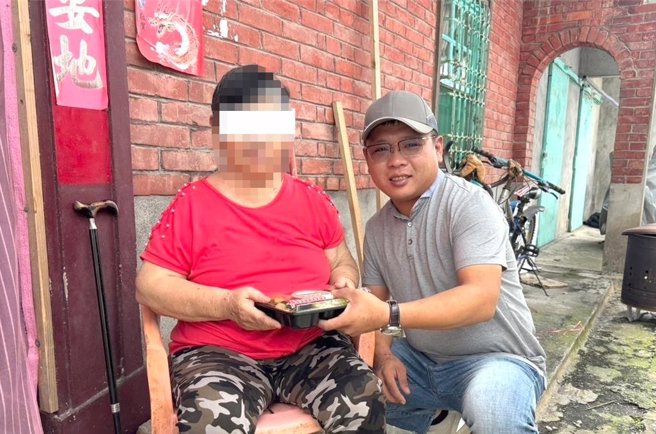 高雄市梓官区智蚵里长郑柏政（右）与梓官区渔会合作，送爱心便当给弱势民眾。（郑柏政提供／林瑞益高雄传真）