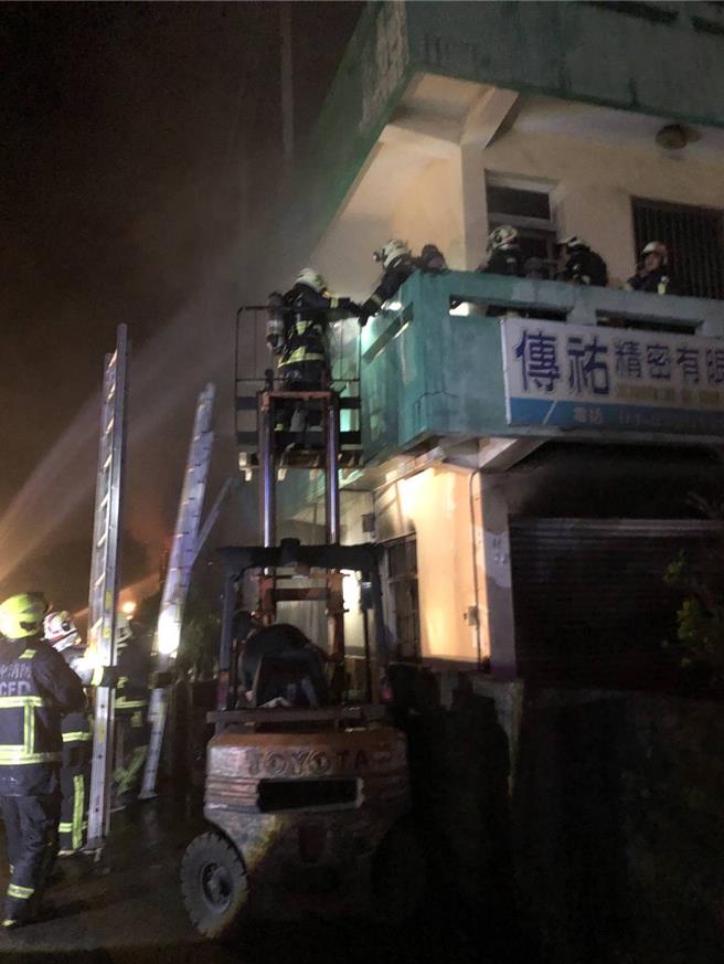 消防人员到场救援。（民眾提供／李京升台中传真）