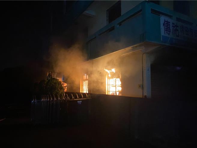 火势从2楼窜出。（民眾提供／李京升苗栗传真）