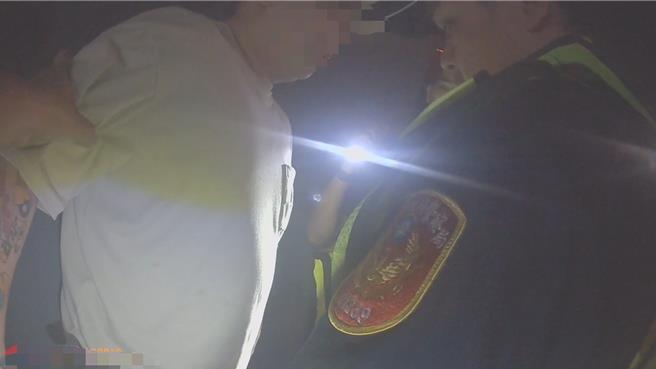 黃姓男子發現警方臨檢，就假裝上廁所嘔吐，隨後準備落跑時被警方逮正著，賭博通緝身分因此曝光。（翻攝畫面／紀爰高雄傳真）