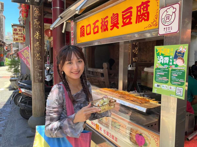 「不塑消費深坑好多福」活動期間於深坑商圈落實不塑行動，如外帶使用環保容器盛裝。(圖/新北市政府環保局提供)