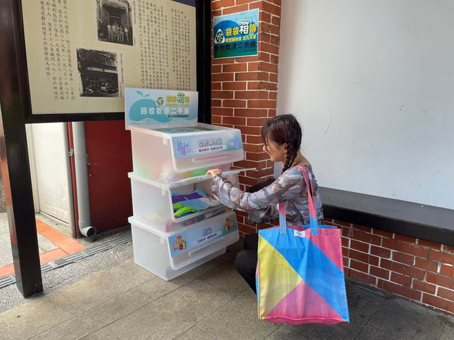 深坑商圈內設置「reBAG袋袋箱傳」讓民眾可以自行取用二手袋。(圖/新北市政府環保局提供)
