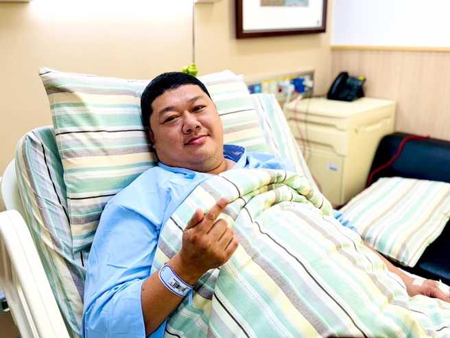 游颢因声音沙哑问题严重，10日进行开刀治疗。（取自游颢脸书）