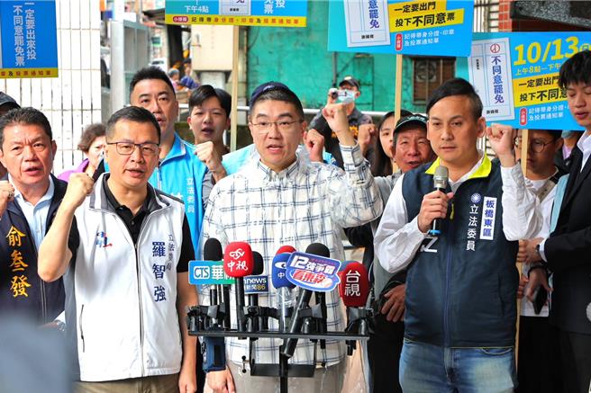 基隆市長謝國樑（前左3）表示，面對走路工相關網路流言，最好的方法就是報警提告，由司法來還清白，也讓行為人負起應有的責任。（國民黨基隆市黨部提供／張志康基隆傳真）