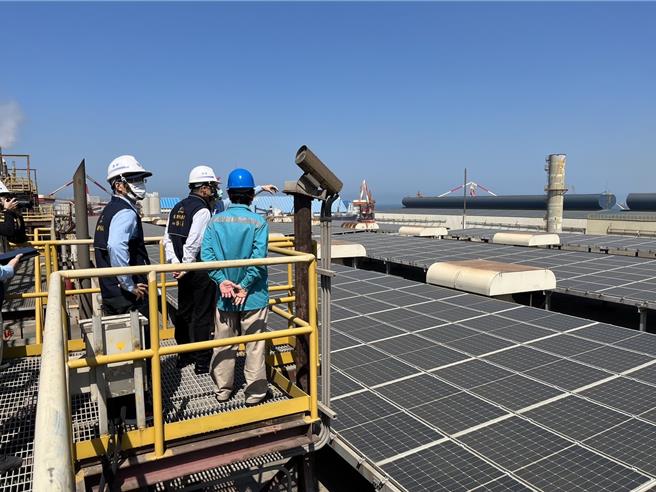 經發局局長張峯源到中龍鋼鐵廠區了解太陽光電設置情形。（台中市府提供）