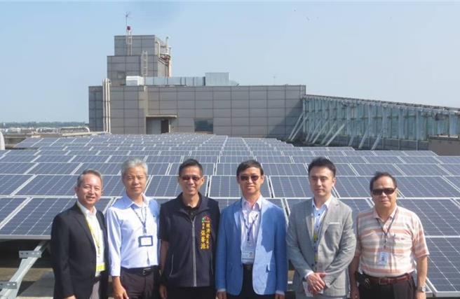經發局局長張峯源到矽品精密參觀太陽光電設置情形。（台中市府提供）