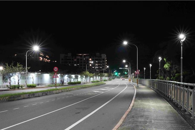 新北市25.6万盏LED路灯已在10月份换装完成，照亮民眾回家之路，也可以节省电费减少碳排放。（工务局提供）