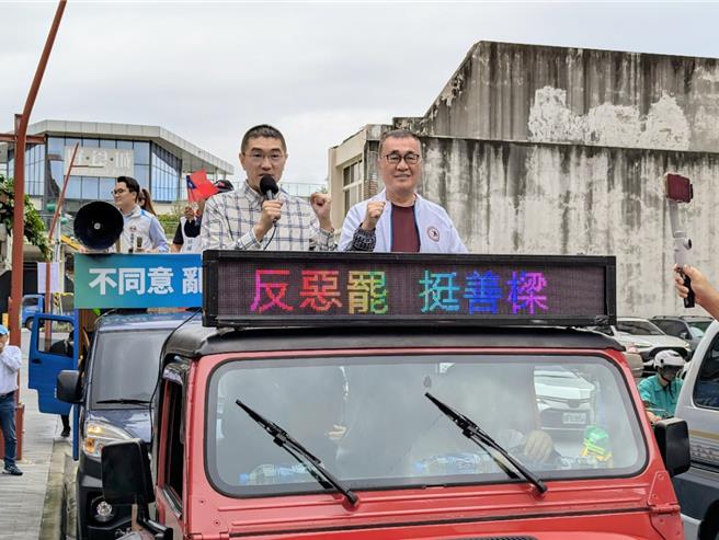 基隆市長謝國樑（左）在台北市副市長李四川（右）陪同下，在基隆市區進行車隊掃街，呼籲民眾投下不同意罷免票。（張志康攝）