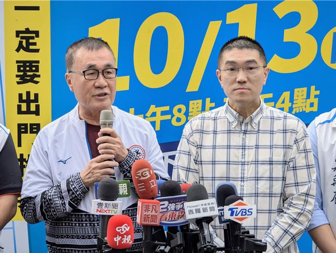 台北市副市長李四川（左）說，這次罷免案的混亂，希望能夠在明天終止，他呼籲民眾13日要出來投不同意罷免票，讓基隆市長謝國樑（右）能夠繼續為市民服務。（張志康攝）