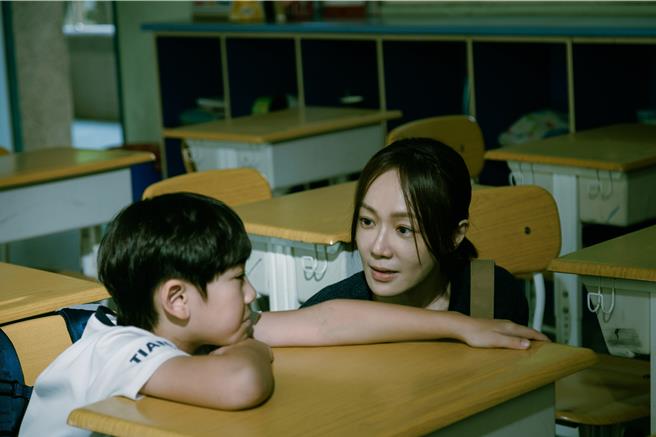 尹馨儿子（左）因为尹馨身上的臭味被排挤。（公视台语台、华视提供）