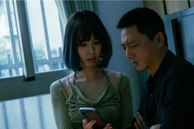 安心亚（左）剧中饰演传播妹被跟踪十分害怕。（公视台语台、华视提供）