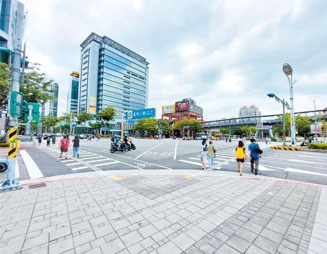 内政部提出，截至今年9月30日止，属内政部权责的危险路口，已有50％完成改善；此外，今年1至8月当场或24小时内死亡的交通事故共1095件，与去年同期相较降低减少63件（-5.44％）。（本报资料照片）