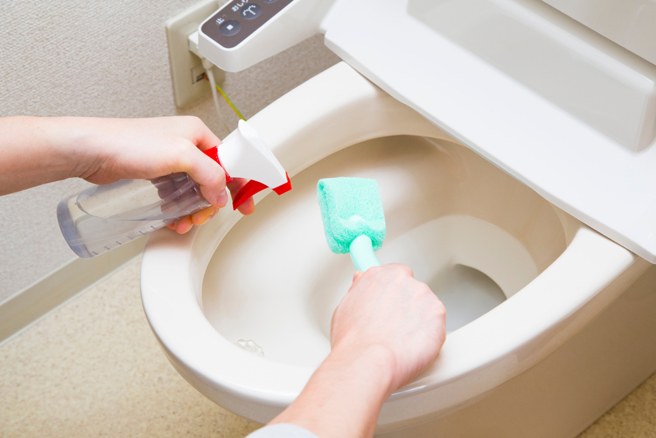 日本免治马桶大厂TOTO提醒，清洁马桶坐垫时应避免使用卫生纸，否则会在坐垫上留下刮痕。（示意图：shutterstock／达志）