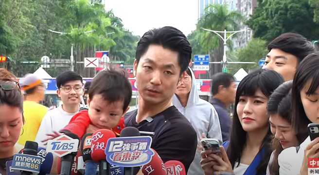 蒋万安的三宝伸手抓麦克风的可爱模样。（取自直播）