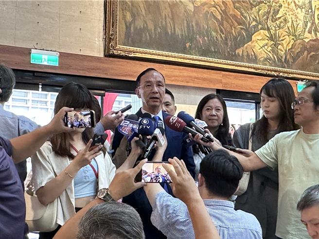 国民党主席朱立伦12日出席华侨救国联合总会第72届华侨节大会，会前受访。（国民党提供／陈薏云台北传真）