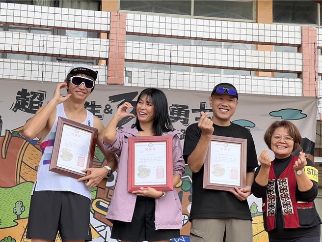 「村子里的凯莉哥」（左二）今天在南迴乡镇举办公益路跑。（蔡旻妤摄）