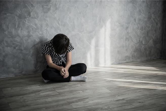 20歲的蕭姓青年教會裡對未滿14歲的少女摸胸，被法官判刑6月，得易科罰金，緩刑2年。(圖:shutterstock/達志)