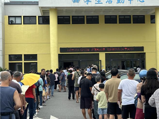 中華國小有３個里振興券發放處，大排長龍等候領取。（王志偉攝）