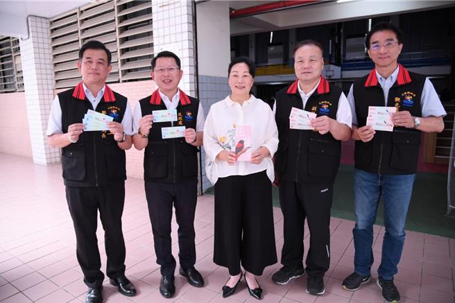 縣長徐榛蔚（中）與局處首長宣導領取振興券，請民眾消費讓產業熱絡。（花蓮縣府提供／王志偉花蓮傳真）