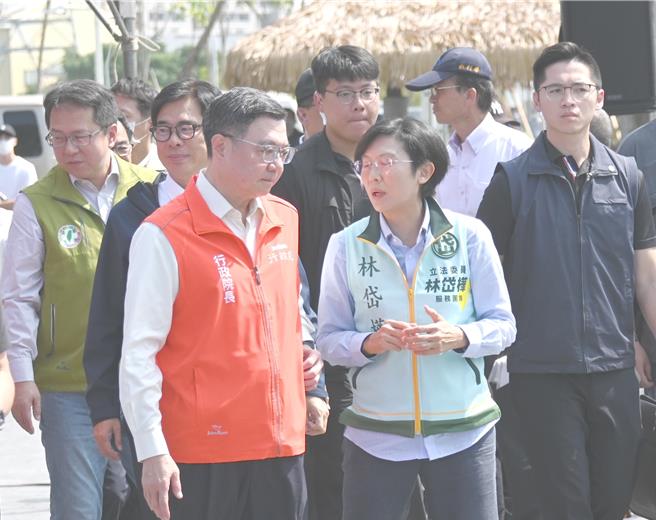 行政院长卓荣泰（前左）12日到高雄视察滞洪池、高雄市长陈其迈（后左）陪同。（林瑞益摄）