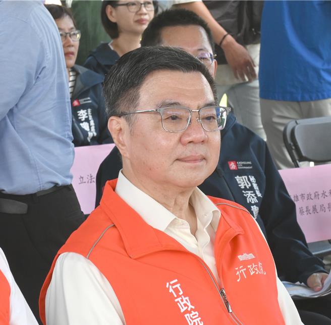 行政院长卓荣泰12日到高雄视察滞洪池。（林瑞益摄）