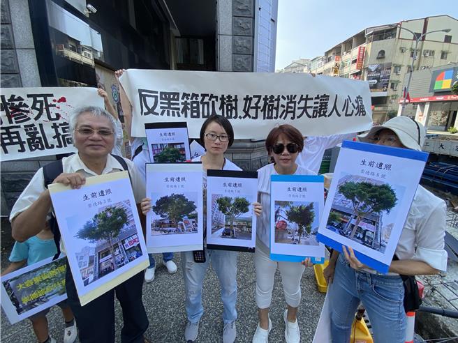 中市崇德路人行环境改善工程上月底移除9棵行道树，台中护树团体12日举办「行道树告别式」抗议，要求暂缓、提出理由，行道树处置资讯建立公开公民参与机制。台中市府建设局回应表示，经专家全面健检后，移除有公安疑虑行道树，未来将补植不易浮根树木。（陈淑芬摄）