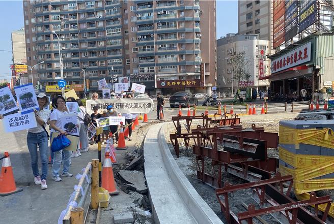 中市崇德路人行环境改善工程上月底移除9棵行道树，台中护树团体12日举办「行道树告别式」抗议，要求暂缓、提出理由，行道树处置资讯建立公开公民参与机制。台中市府建设局回应表示，经专家全面健检后，移除有公安疑虑行道树，未来将补植不易浮根树木。（陈淑芬摄）