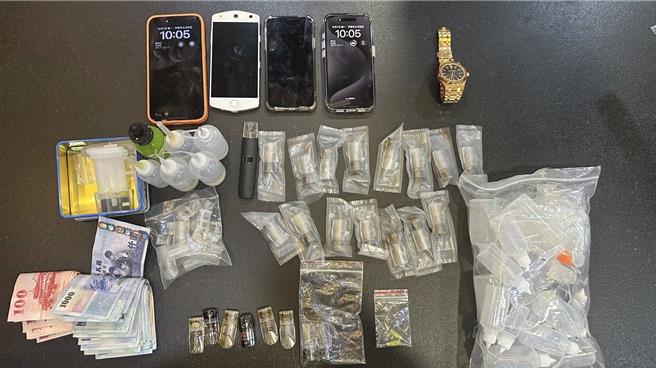 警方查扣依托咪酯原油、菸彈成品等證物。（警方提供）