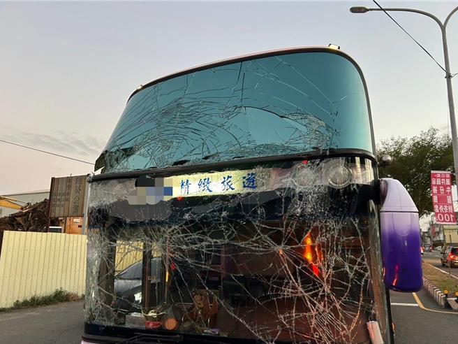 彰化县2辆国立溪湖高中外包的校车遇救护车要通过闪黄灯路口，两车疑未保持安全车距发生碰撞。（民眾提供／孙英哲彰化传真）