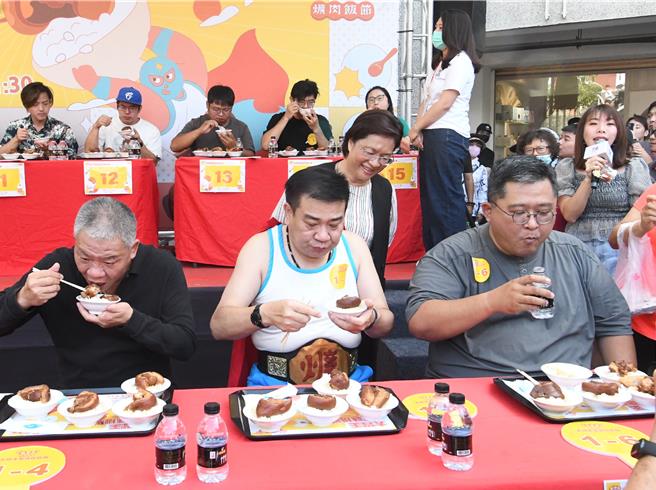 彰化縣政府舉辦彰化爌肉飯節大胃王快閃挑戰賽活動，參賽者要在8分鐘內吃完5碗爌肉飯，比誰吃得最快。（孫英哲攝）