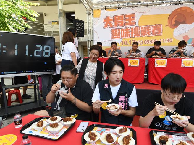 彰化縣政府舉辦彰化爌肉飯節大胃王快閃挑戰賽活動，參賽者要在8分鐘內吃完5碗爌肉飯，比誰吃得最快。（孫英哲攝）