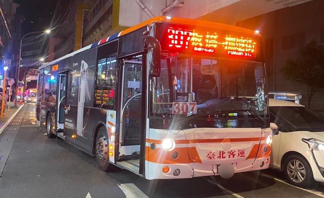 公车因前方自小客突然开车门，紧急煞车造成多名乘客跌倒。（警方提供）