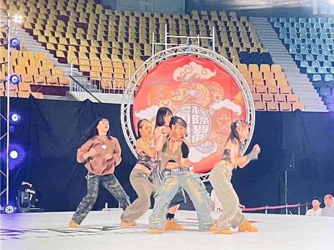 「云林国际街舞盛典」12日在斗六市县立体育馆举行开幕仪式，云林县长张丽善表示县政府2年前即推动街舞运动，藉此培育在地优秀街舞好手成为国际「舞」林明日之星。（云林县政府提供／张朝欣云林传真）