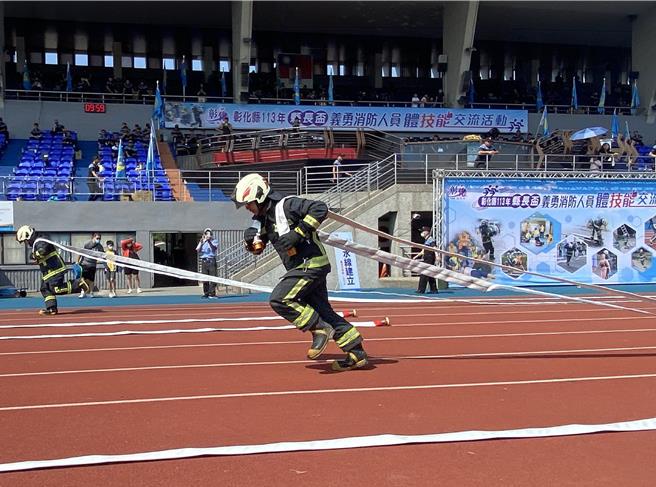 彰化县消防局在县立体育场举行两年一次的县长杯义勇消防人员体技能交流活动。（孙英哲摄）