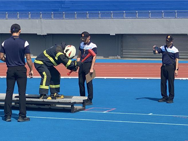 彰化县消防局在县立体育场举行两年一次的县长杯义勇消防人员体技能交流活动。（孙英哲摄）