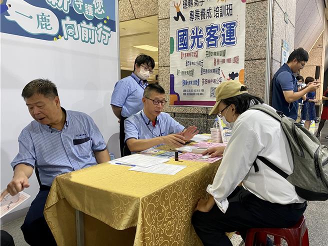 台北区监理所12日举行北区规模最大的大客车驾驶扩大徵才活动。（蔡明亘摄）