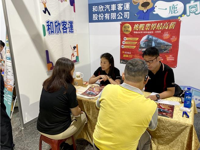 公路局统计，全台客运驾驶缺额仍有2000至3000人。（蔡明亘摄）