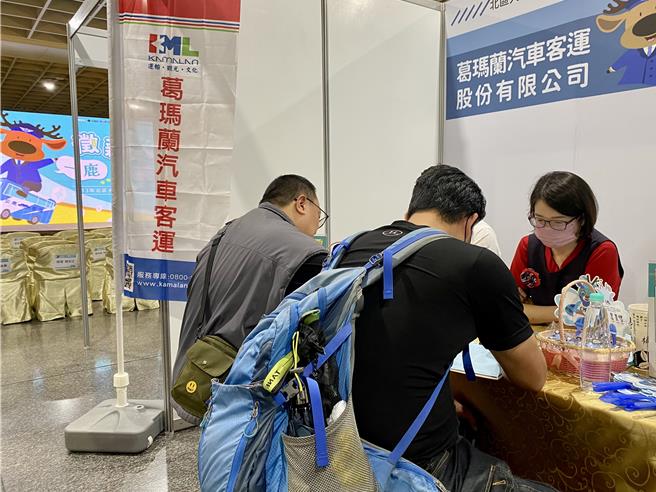 台北区监理所举行客运驾驶徵才活动，吸引民眾前来谘询。（蔡明亘摄）