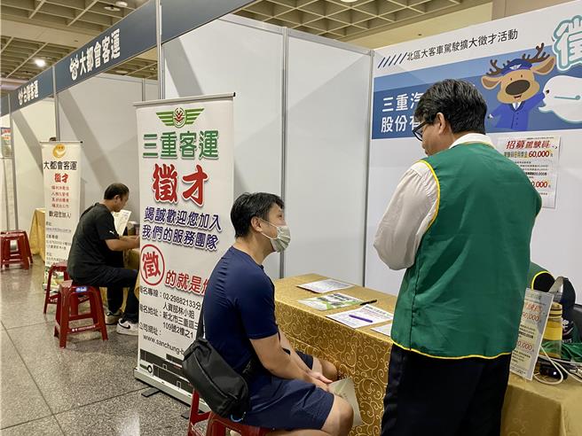 公路局统计，全台客运驾驶缺额仍有2000至3000人。（蔡明亘摄）