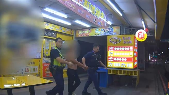 警方到場將黃嫌逮捕。（警方提供）