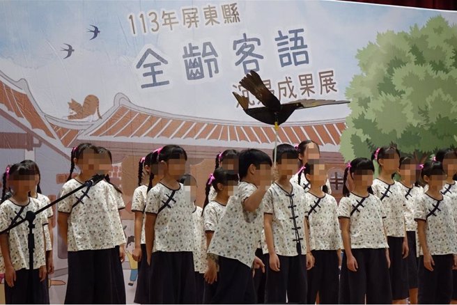 屏東縣全齡客語沈浸成果展，小朋友演出歌謠「耀婆」（客語「老鷹」）。（羅琦文攝）