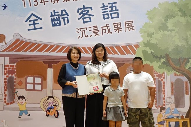 屏東縣長周春米（左一）表揚客語模範家庭，圖為竹田鄉的賴宇暄母子。（羅琦文攝）