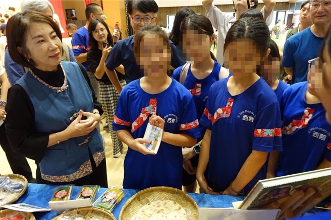 西勢國小學童向屏東縣長周春米（左一）介紹客家美食。（羅琦文攝）