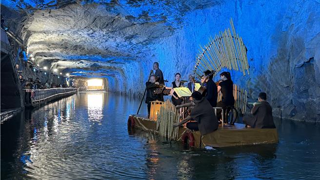 2024「金门坑道音乐节」今日登场！全场乐迷在充满战地气息翟山坑道中，体验全球独一无二的「天然音箱」结合古典乐曲与诗句所带来的震撼力。(于家麒摄)