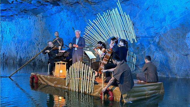 2024「金门坑道音乐节」以欣欣向「龙」为主题，搭配「龙」的意象以竹子制作的船身装饰，都跟往年有着不一样的地方。(于家麒摄)