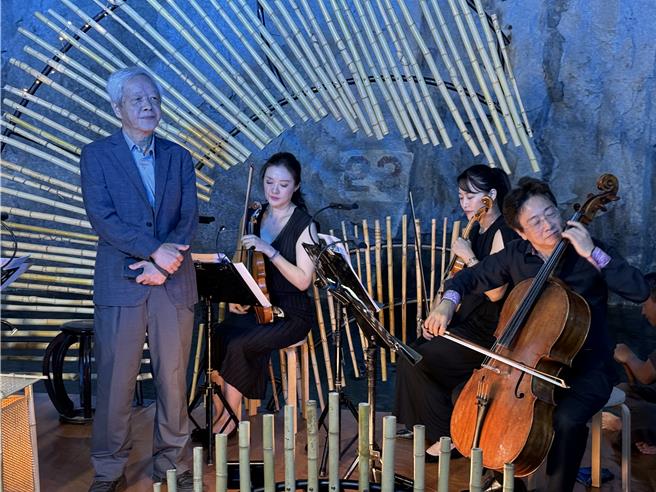 2024「金门坑道音乐节」由艺术总监大提琴家张正杰(右一)邀请多位音乐家精彩演出，吸引1200名观眾到场欣赏，感受独一无二战地艺文风情。(于家麒摄)