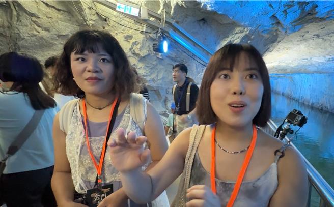 远从台北飞来首次参加「金门坑道音乐节」的彭小姐(右)表示，在坑道里聆听音乐会的感觉，就像当年国军开凿坑道般似的震撼，直接「凿」进心底，明年一定要再来。(于家麒摄)