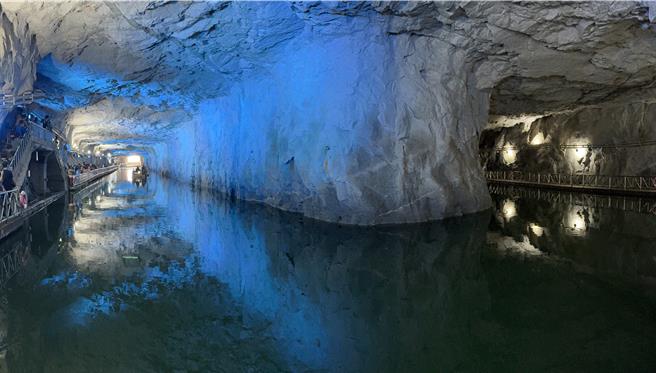 「金门坑道音乐节」在充满战地气息的U型翟山坑道中演出，浑然天成的「天然音箱」所带来的音效与迴响也被誉为「一生必听」的音乐飨宴。(于家麒摄)