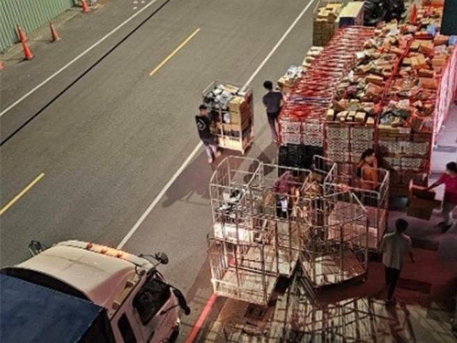 虾皮购物位在高雄大寮区八德的智取店被控货物占用人行道和道路，警方指若有违规将开罚。（民眾提供／郭良杰高雄传真）